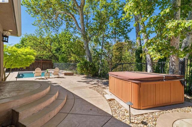 4071 Walnut Dr, Pleasanton, CA 94566