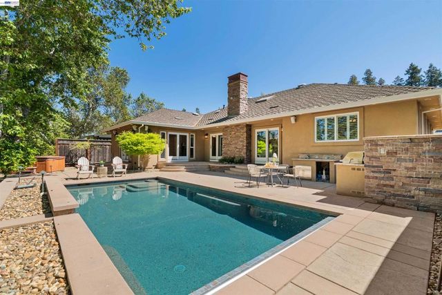 4071 Walnut Dr, Pleasanton, CA 94566