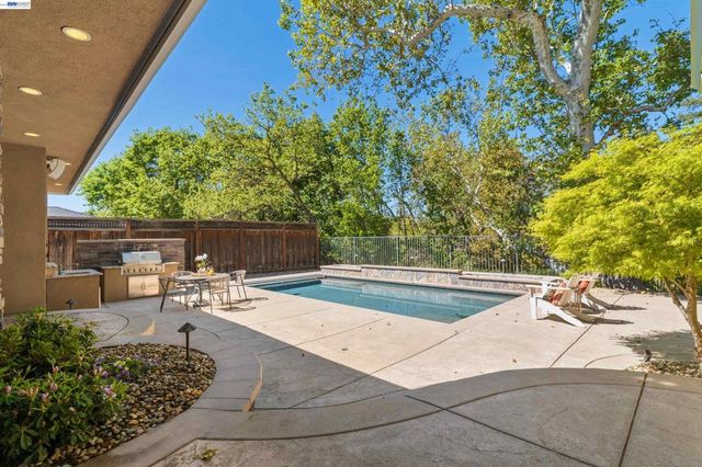 4071 Walnut Dr, Pleasanton, CA 94566