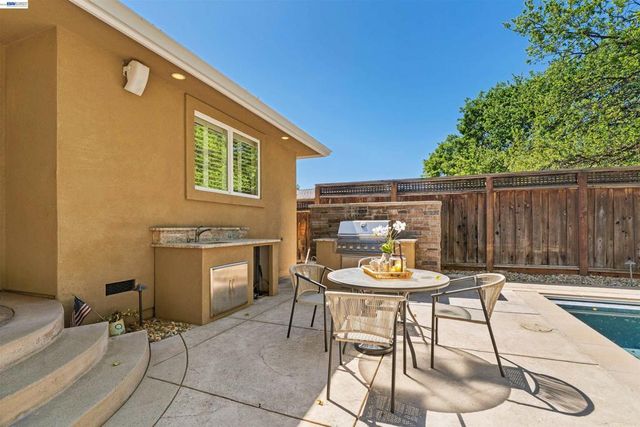 4071 Walnut Dr, Pleasanton, CA 94566