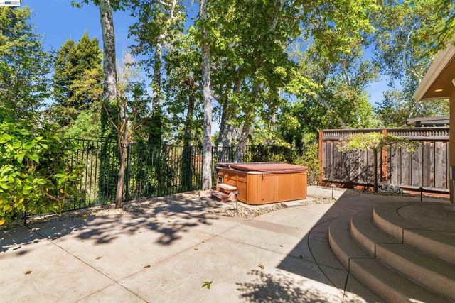 4071 Walnut Dr, Pleasanton, CA 94566