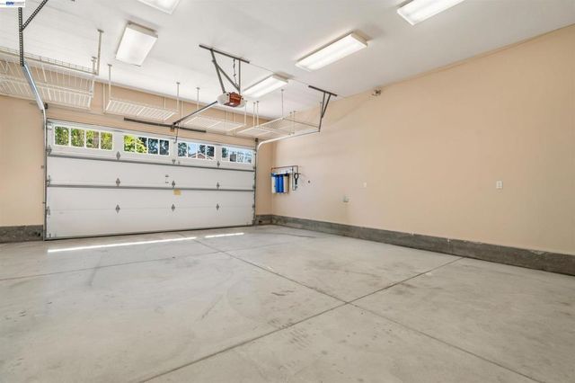 4071 Walnut Dr, Pleasanton, CA 94566