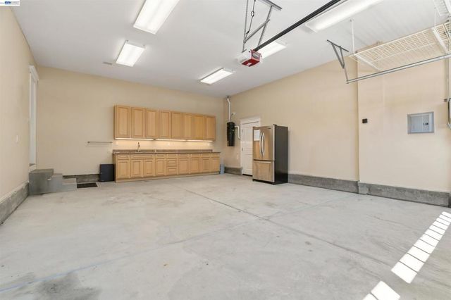 4071 Walnut Dr, Pleasanton, CA 94566