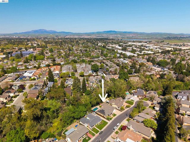 4071 Walnut Dr, Pleasanton, CA 94566