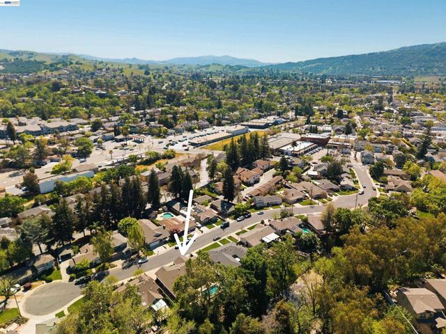 4071 Walnut Dr, Pleasanton, CA 94566