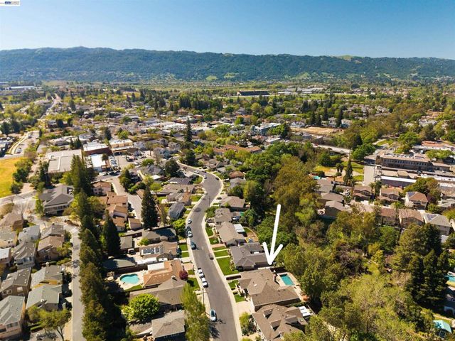 4071 Walnut Dr, Pleasanton, CA 94566