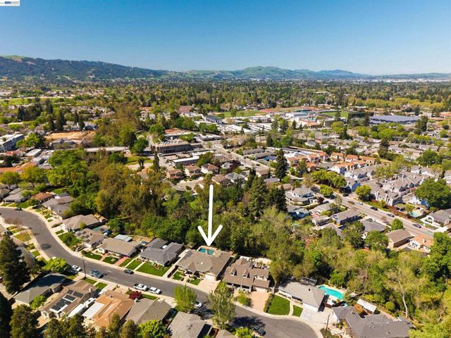 4071 Walnut Dr, Pleasanton, CA 94566