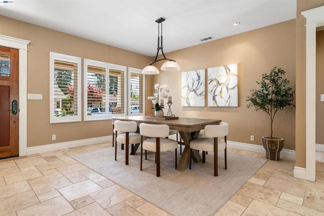 4071 Walnut Dr, Pleasanton, CA 94566