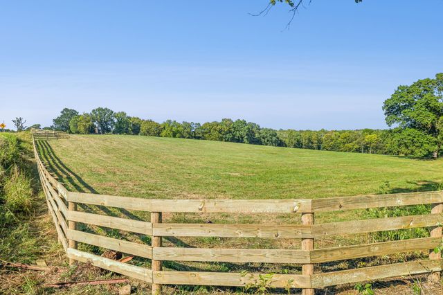 2 Old Zion Rd, Columbia, TN 38401