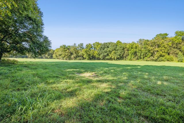 2 Old Zion Rd, Columbia, TN 38401