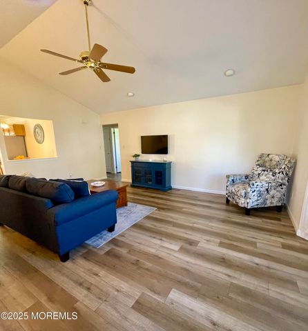 55 Farnworth Close 1000, Freehold, NJ 07728