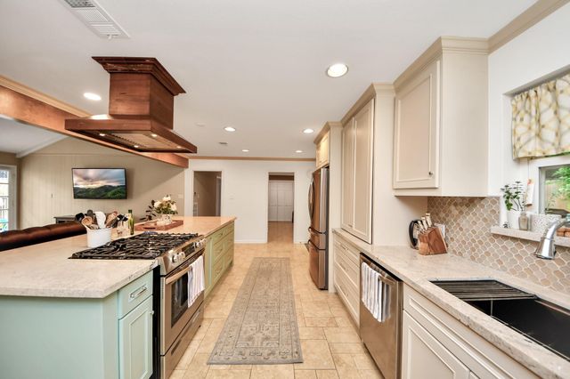 10115 Holly Springs Drive, Houston, TX 77042