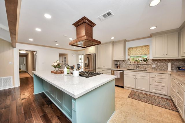 10115 Holly Springs Drive, Houston, TX 77042