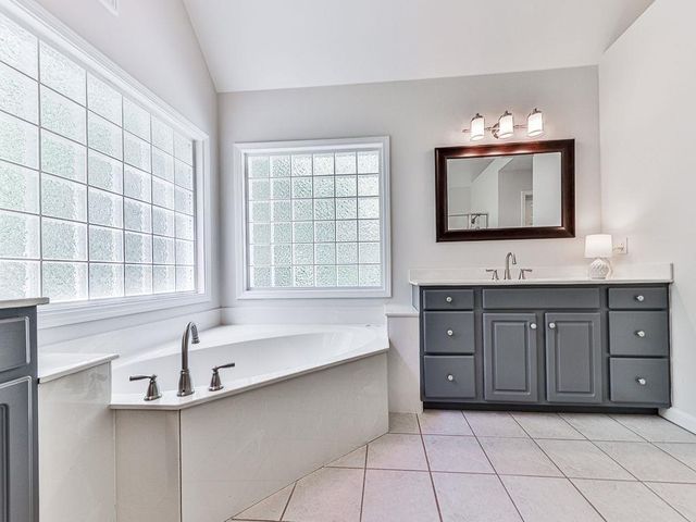 5037 Towne Lake Hills North, Woodstock, GA 30189