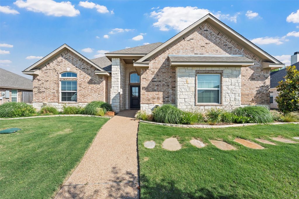 857 Day Star Drive, Hewitt, TX 76643