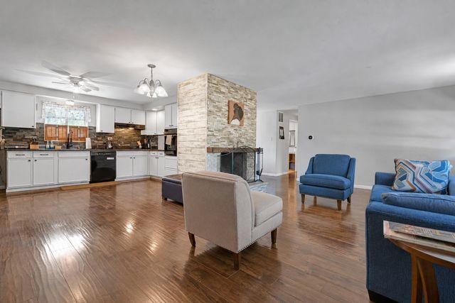 635 S SPRINGINSGUTH Road, Schaumburg, IL 60193