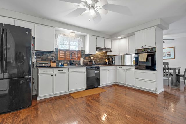 635 S SPRINGINSGUTH Road, Schaumburg, IL 60193