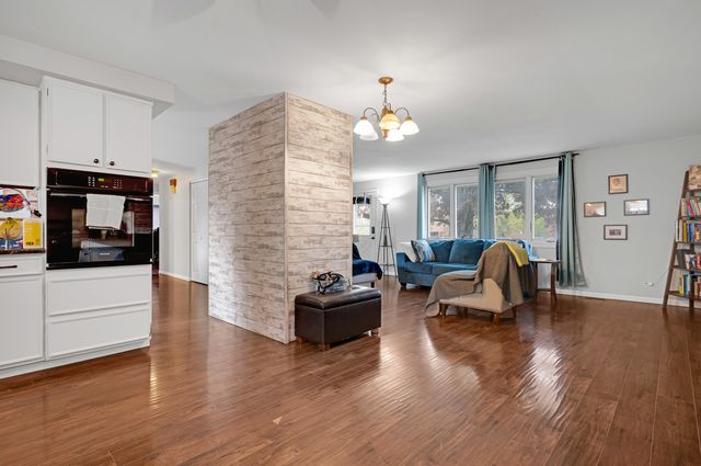 635 S SPRINGINSGUTH Road, Schaumburg, IL 60193