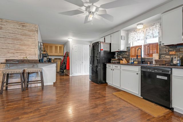 635 S SPRINGINSGUTH Road, Schaumburg, IL 60193