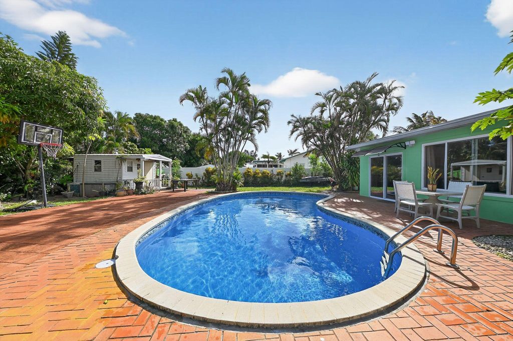 407 Highwood Circle, Jupiter, FL 33458