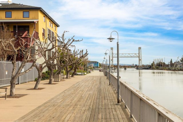 2875 Glascock St 209, Oakland, CA 94601