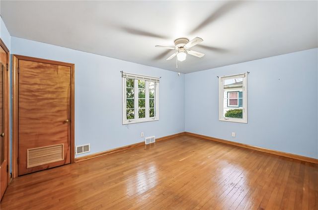 359 Koehler Dr, Sharpsville, PA 16150