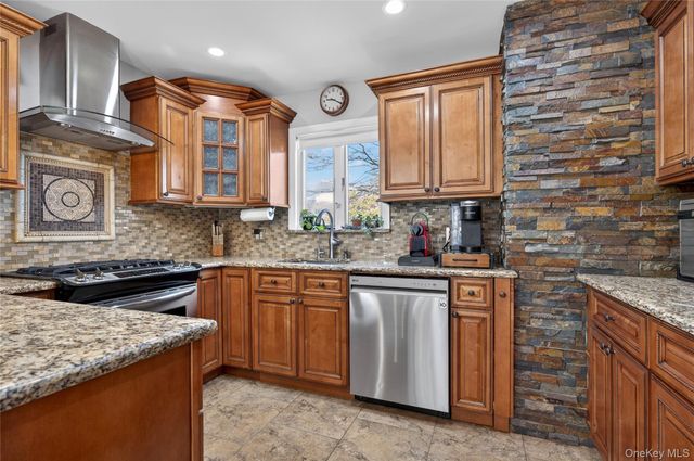 938 Van Buren Avenue, Franklin Square, NY 11010