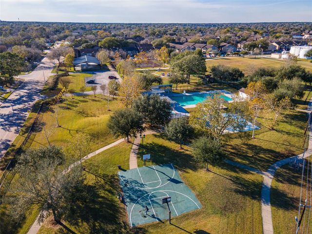 17602 Heritage Bay Drive, Webster, TX 77598