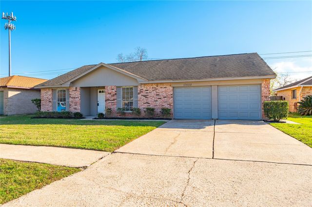 17602 Heritage Bay Drive, Webster, TX 77598