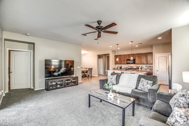 2842 E FRAKTUR Road, Phoenix, AZ 85040