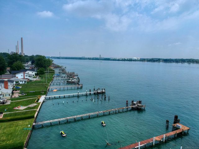 5403 Pointe Drive, East China, MI 48054