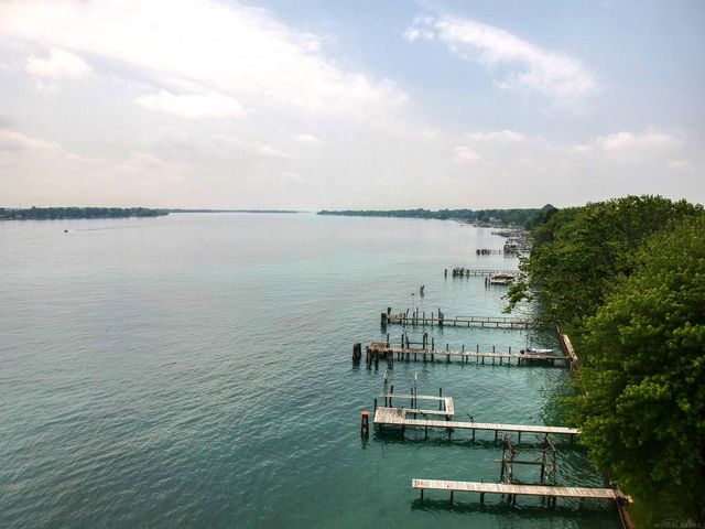 5403 Pointe Drive, East China, MI 48054