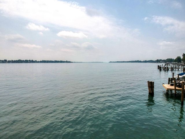 5403 Pointe Drive, East China, MI 48054