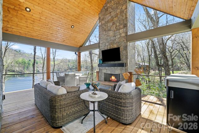95 Cardinal Trace, Lake Toxaway, NC 28747