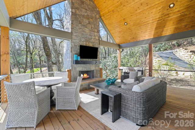 95 Cardinal Trace, Lake Toxaway, NC 28747