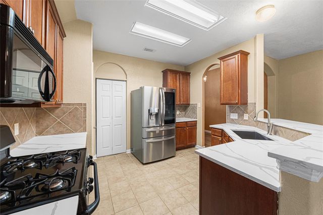 212 Silverbrook Lane, Dickinson, TX 77539