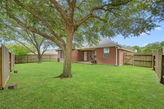 212 Silverbrook Lane, Dickinson, TX 77539