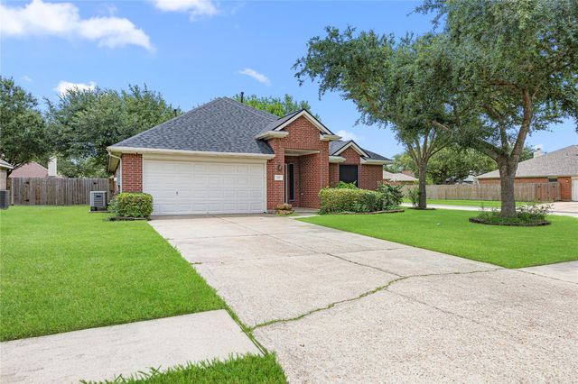 212 Silverbrook Lane, Dickinson, TX 77539