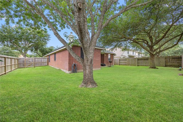 212 Silverbrook Lane, Dickinson, TX 77539