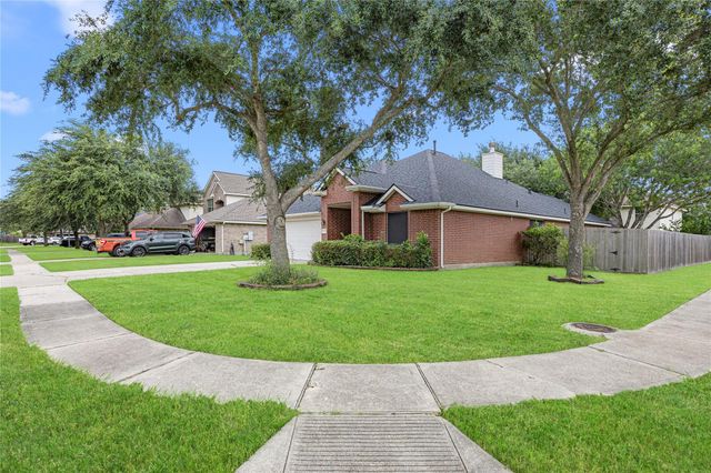 212 Silverbrook Lane, Dickinson, TX 77539