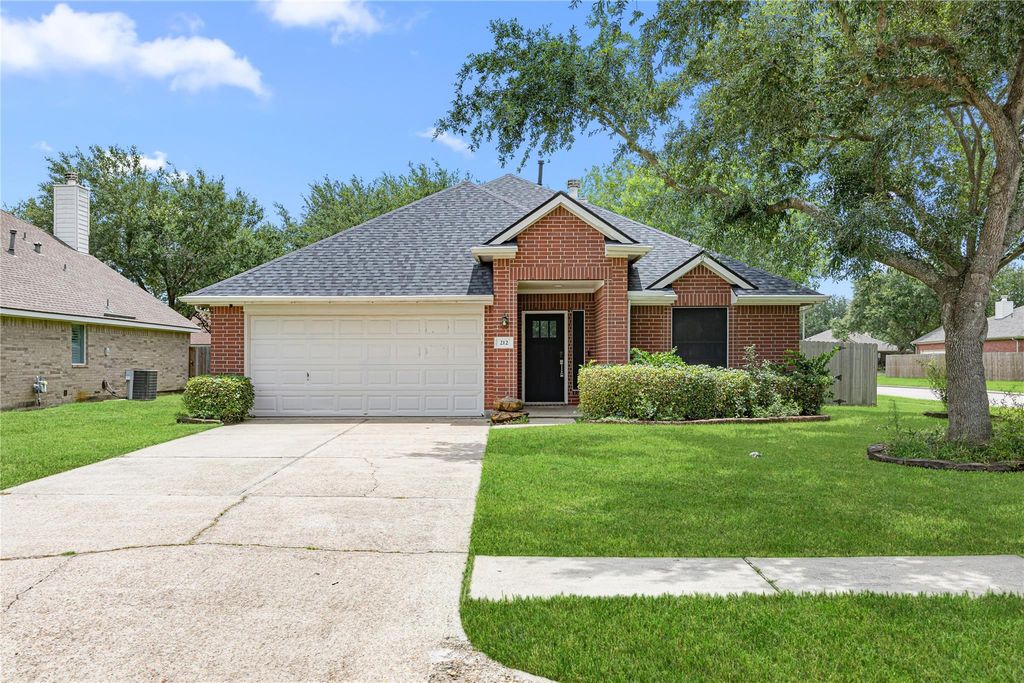 212 Silverbrook Lane, Dickinson, TX 77539