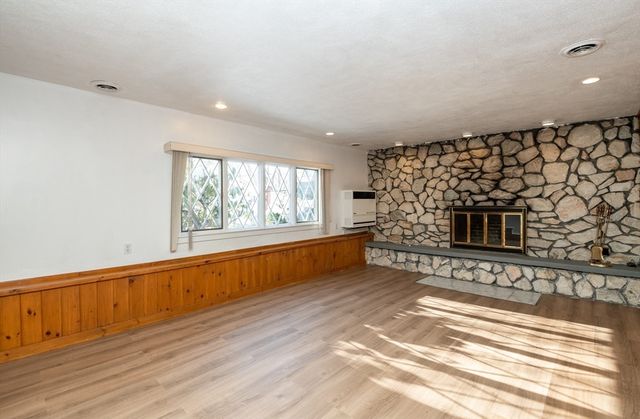 33 Lake Avenue, Stoneham, MA 02180