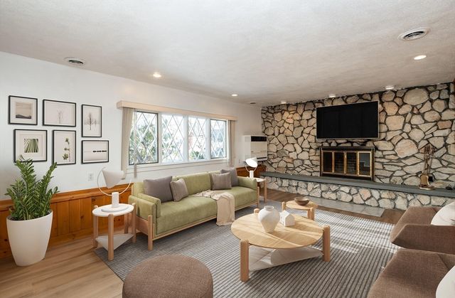 33 Lake Avenue, Stoneham, MA 02180