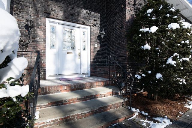 33 Lake Avenue, Stoneham, MA 02180