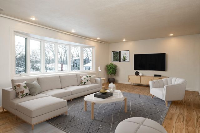 33 Lake Avenue, Stoneham, MA 02180