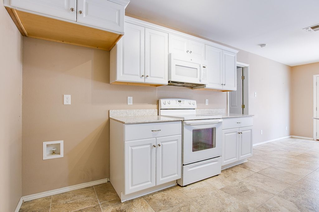 Image 14 of property listing at 1204 George Lane, San Angelo, TX 76905