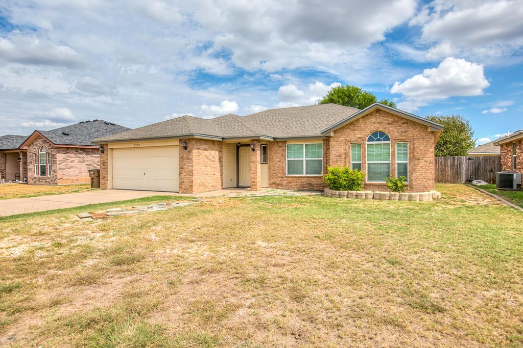 Image 4 of property listing at 1204 George Lane, San Angelo, TX 76905