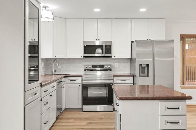 2 Kittiwake Court, The Woodlands, TX 77380