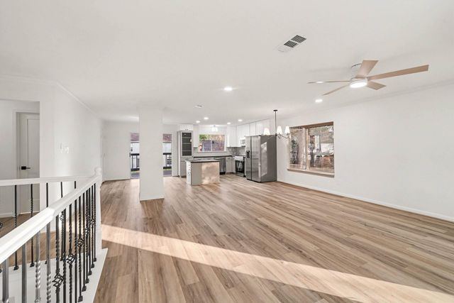 2 Kittiwake Court, The Woodlands, TX 77380