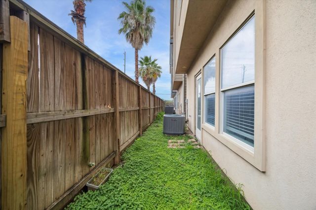 3041 Clinton Drive, Houston, TX 77020